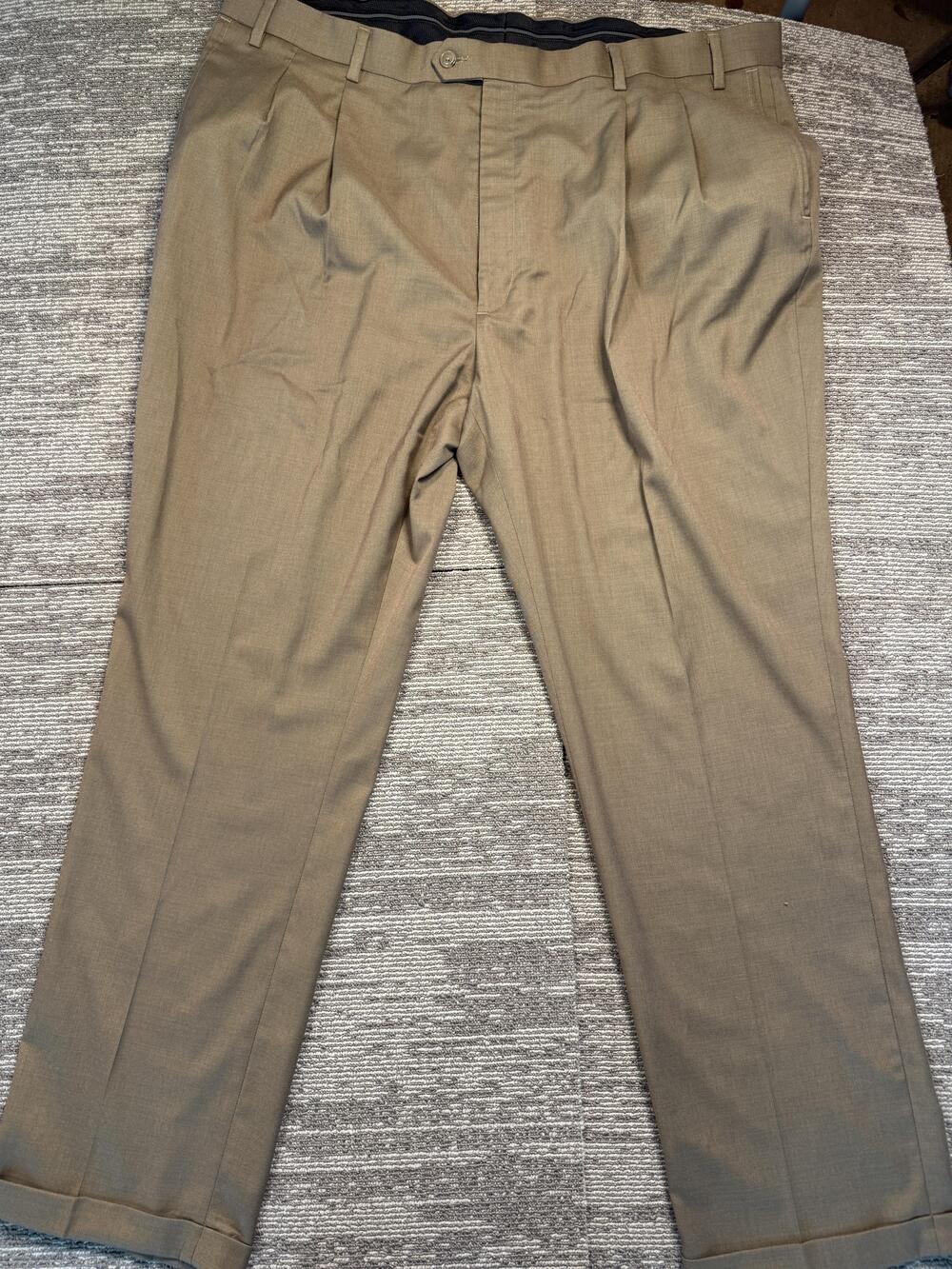 Roundtree & Yorke TravelSMART Dress Pants Mens 44x32 Beige Pleated Straight Leg